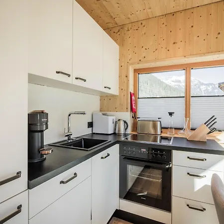 Modern With Sauna, Dein