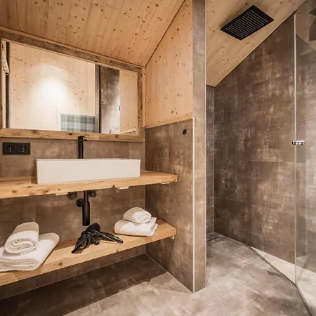 Modern With Sauna, Dein
